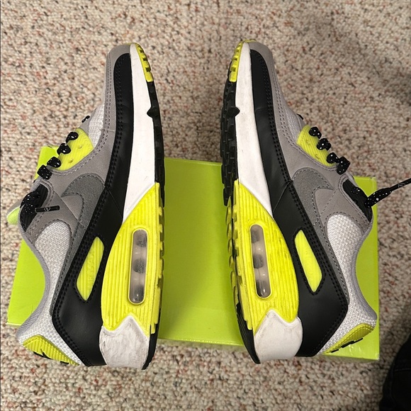 Used Women’s Air Max 90 - Picture 4 of 10